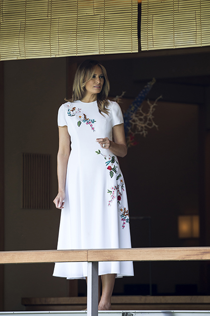 Вышивка и платье как у Меган Маркл: что носит Мелания Трамп в Японии Звездный стиль