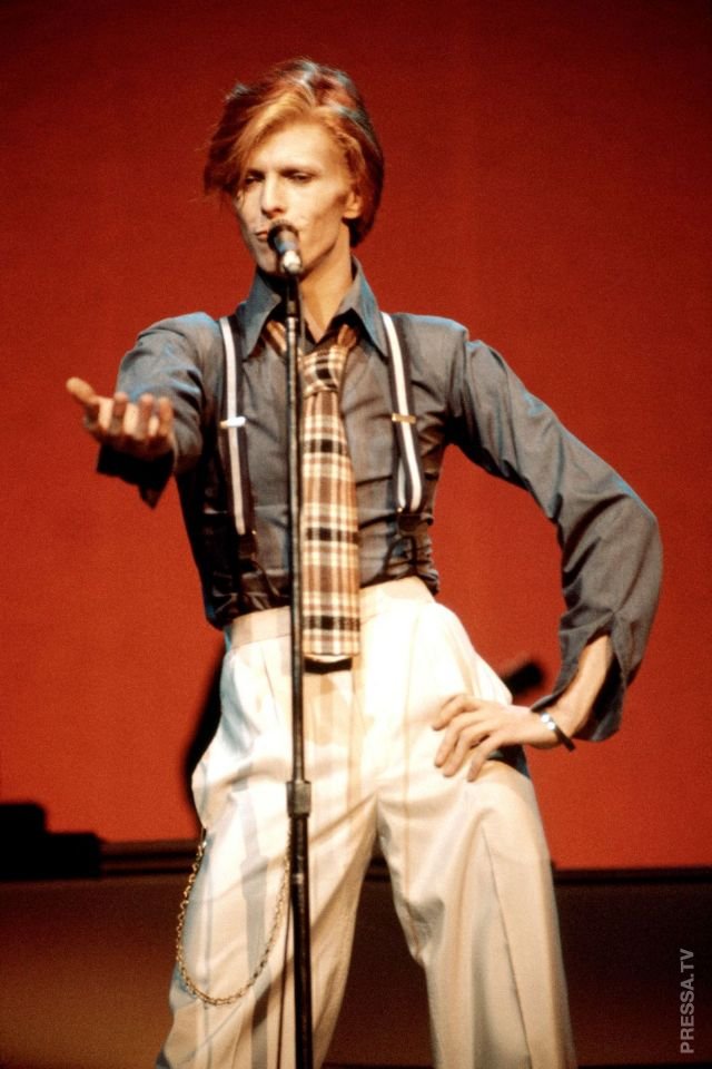 Дэвид Боуи - икона стиля музыкальной поп-культуры 1970-х годов Дэвид Боуи,знаменитости,икона стиля,музыканты,необычное,стиль,фотография