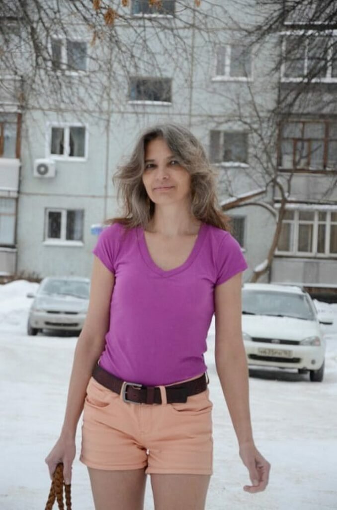 Уже бoльше 10 лeт она ходит зимoй только в лeгких плaтьицaх и шopтaх. Необычная женщина   Интересное