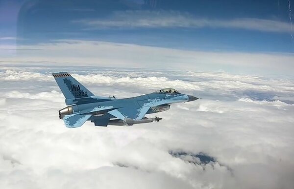 Зачем американцы перекрашивают свои самолеты в расцветку Су-57? новости,события