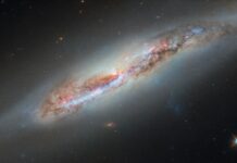 Хаббл зробив приголомшливе нове зображення нахиленої галактики NGC 4388