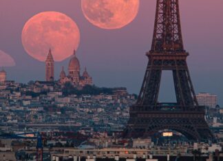 La luna del lupo sorge su Parigi in una sorprendente foto composita