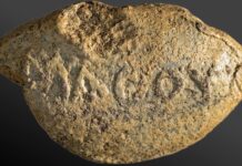 Стародавнє Попередження: 2000-річний Праща з Написом “Вивчіть Урок”